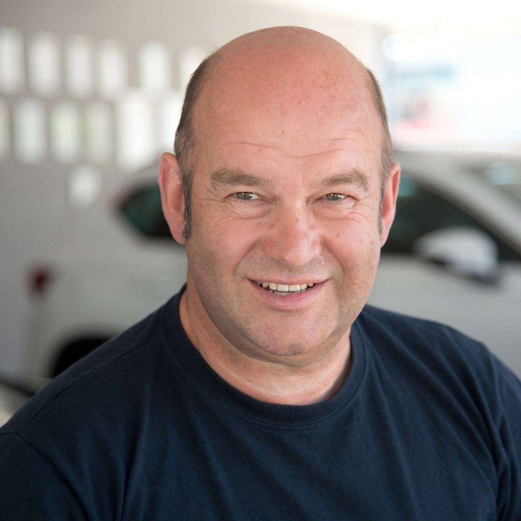 Lächelnder Mann in T-Shirt